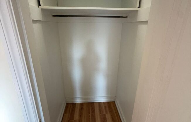 1 bed, 1 bath, 572 sqft, $1,425, Unit Old King Edward 6