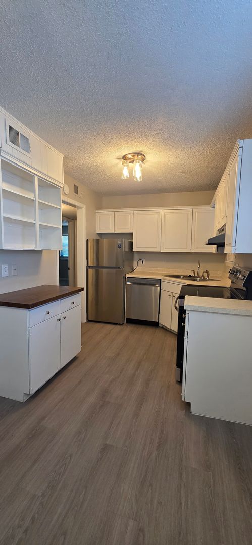 2 beds, 2 baths, 925 sqft, $1,100, Unit 213