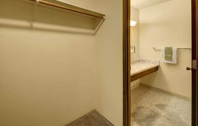 Taiga Walk-in Closet