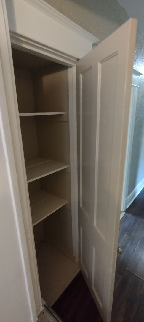 3 beds, 1 bath, $1,400, Unit 3