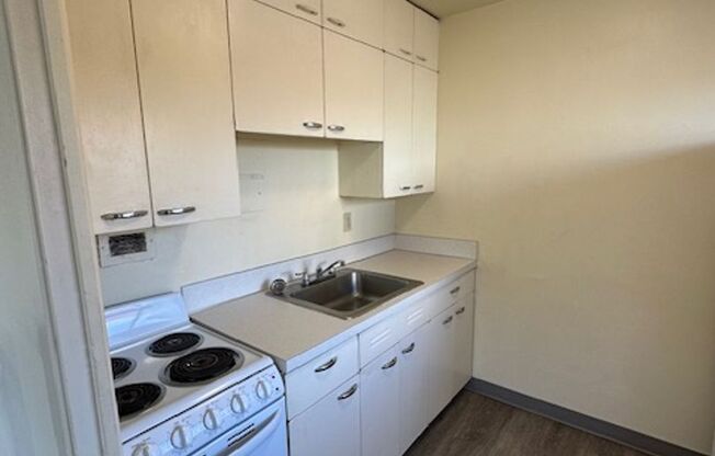 2 beds, 1 bath, 689 sqft, $1,375, Unit 402A