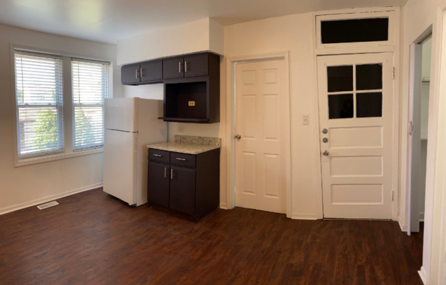 3755 S WINCHESTER AVE