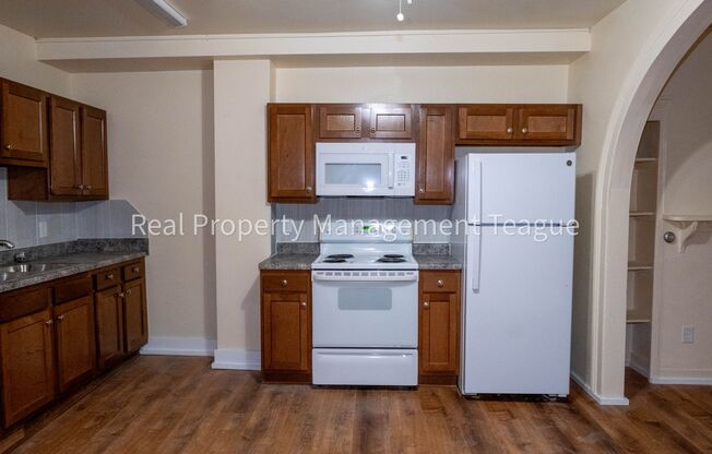 3 beds, 1 bath, $1,450, Unit Apt 3