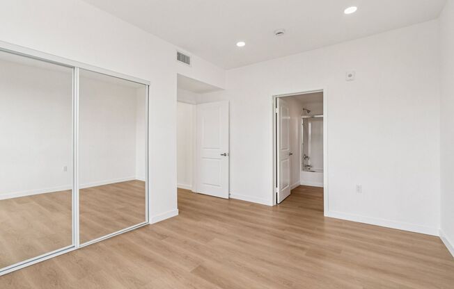 2 beds, 1 bath, $2,700, Unit 301