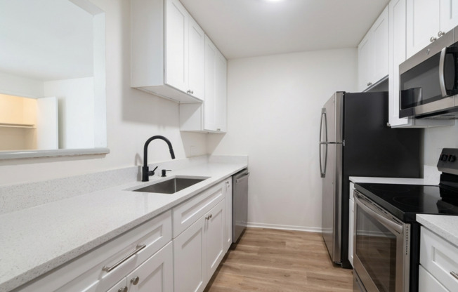 2 beds, 1 bath, 785 sqft, $1,100
