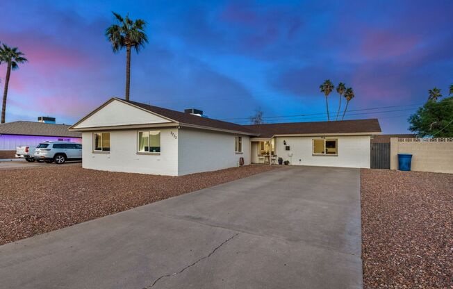 Beautifully Renovated 4-Bed Oasis with Pool Near ASU!