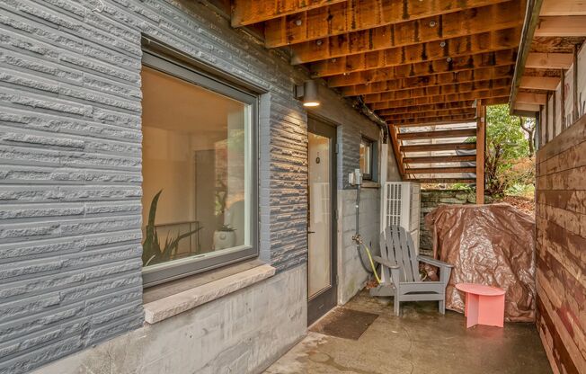 Fully Furnished, 2 Bedroom Rental - Great Location!
