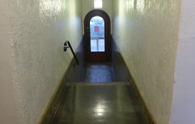 Studio, 1 bath, 400 sqft, $785, Unit 221