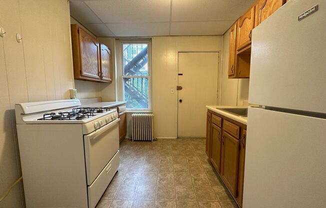 3 beds, 1 bath, $1,865, Unit 1