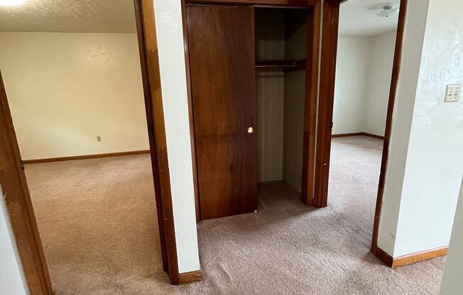 2 beds, 1 bath, 903 sqft, $1,170, Unit J-7