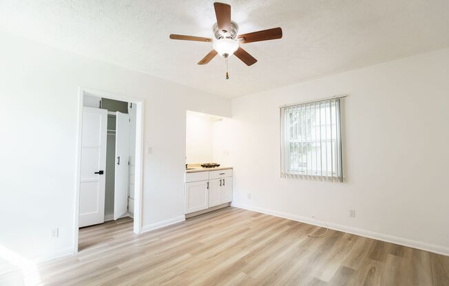 Studio, 1 bath, 325 sqft, $1,998, Unit 06