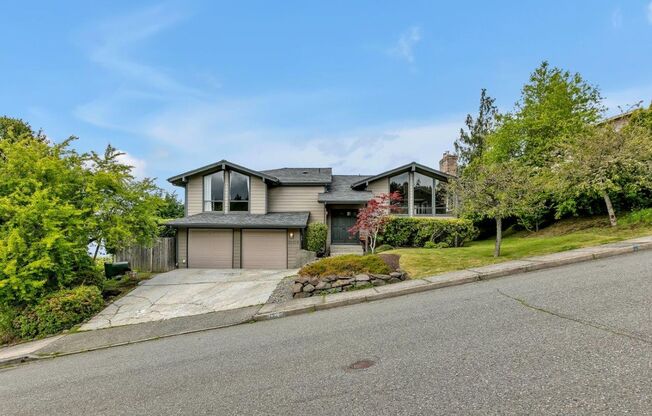 Modern Home with Stunning Views in Coveted Horizon Crest