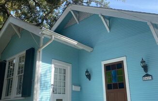 Renovated cottage in University area 2bed/2bath with all appliances, parking, and yard