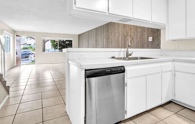 Great Three bedroom in UTC! Available now!