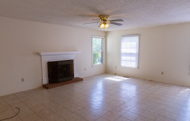 Available 3/2 house in Green Acres!