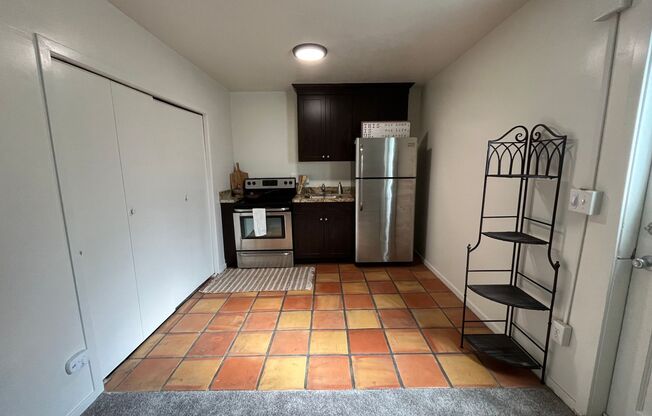 1 bed, 1 bath, 375 sqft, $849, Unit 08