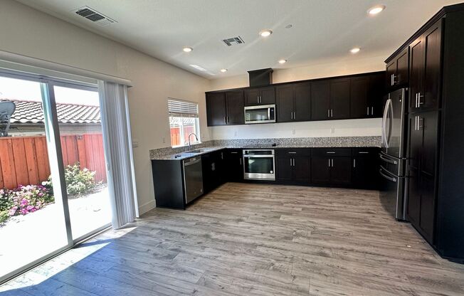 Luxurious 3 Bedroom 2.5 Bath in Hayward