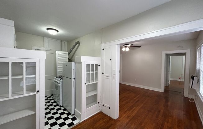 2 beds, 1 bath, $1,295, Unit B3601