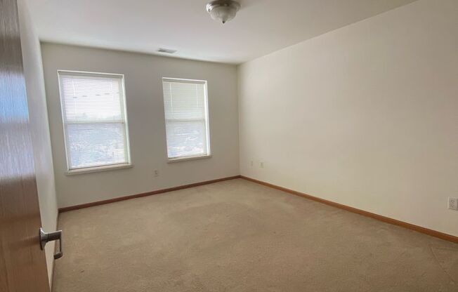 2 beds, 1 bath, $1,415, Unit 113 E Washington St