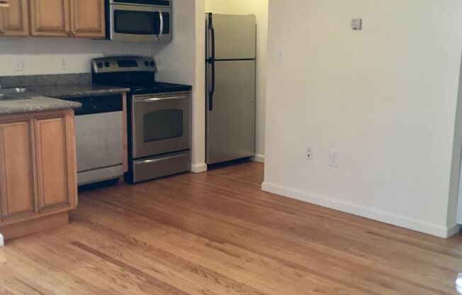 3 beds, 1 bath, 700 sqft, $3,400, Unit Unit #G