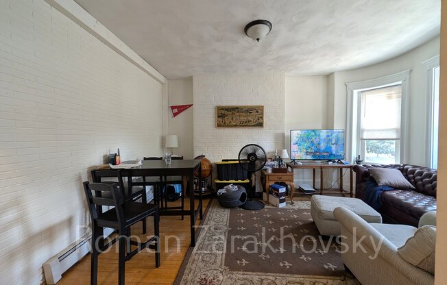 1322 COMM AVE