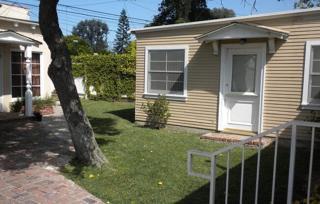 3 beds, 1 bath, 1,558 sqft, $3,195