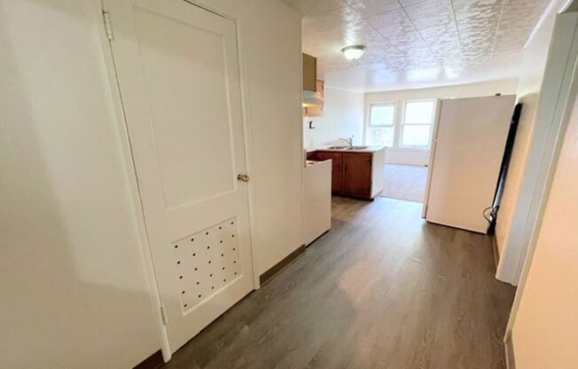 1 bed, 1 bath, $1,095, Unit 6