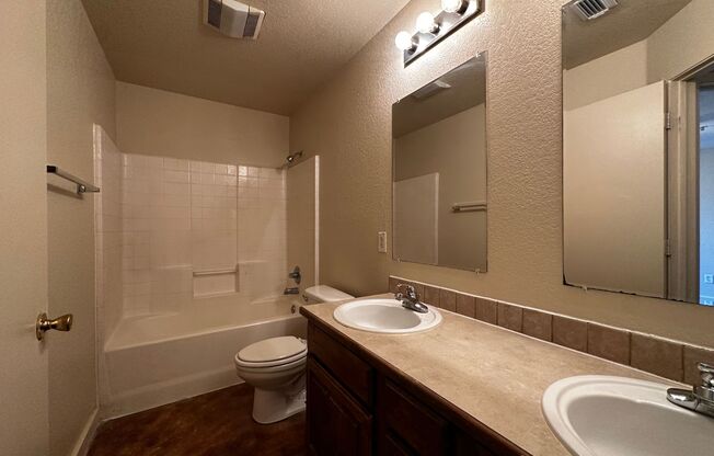 3 beds, 2 baths, $1,250, Unit 1920 C