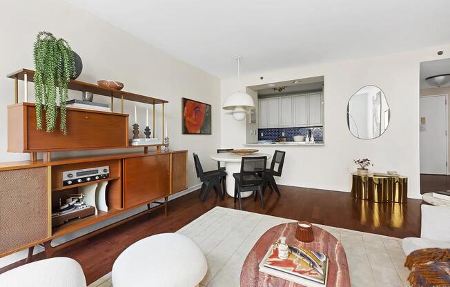 2 beds, 2 baths, 896 sqft, $5,490