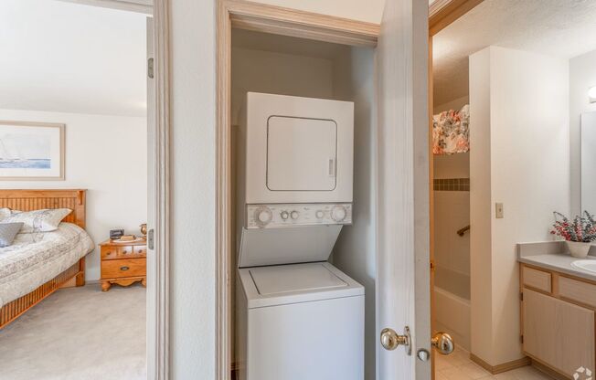 2 beds, 1 bath, 902 sqft, $1,165, Unit 126