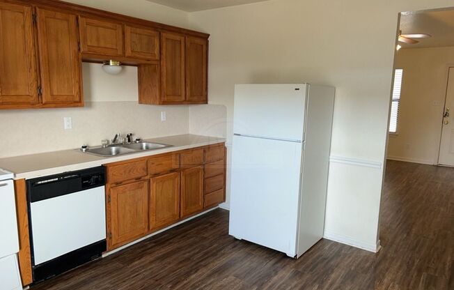 2 beds, 1 bath, $800, Unit 103 Truman Ave W Unit 8