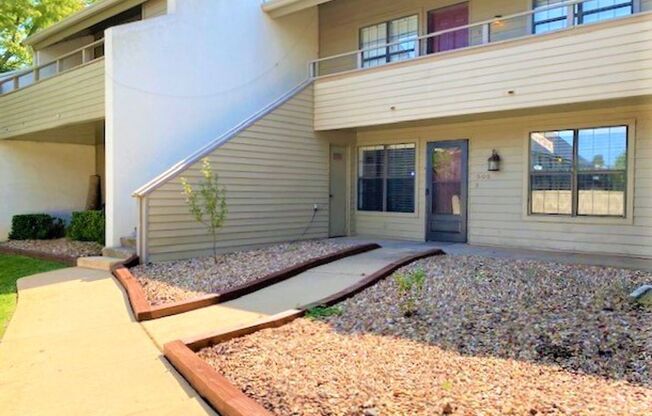 Stylish 1 Bed Condo in Desirable Gated Community: Experience Luxury Living!