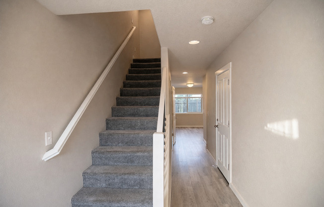 Like New Townhouse for Lease near Walnut Grove - 5917 NE 71st Ct