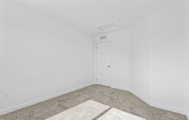2 beds, 2 baths, 880 sqft, $1,599, Unit 660-102