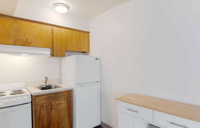 Studio, 1 bath, 375 sqft, $1,075, Unit 213