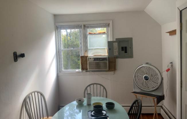 2 beds, 1 bath, $2,095, Unit Unit 4 (3rd Fl)
