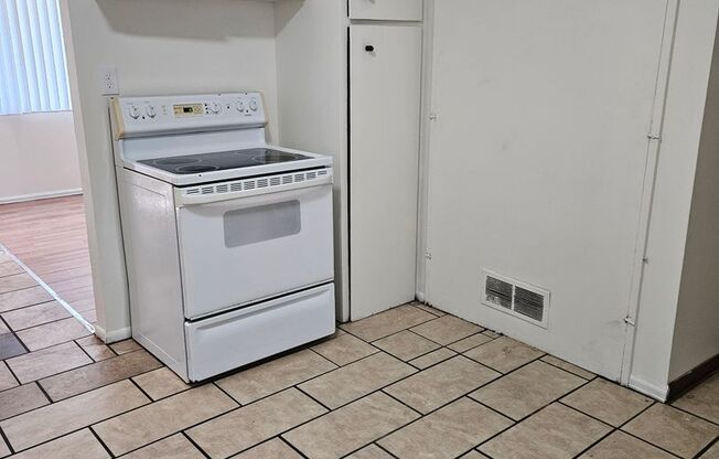 3 beds, 1 bath, $1,400, Unit 1229