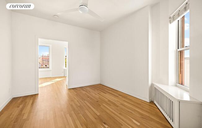 225 W 10 ST