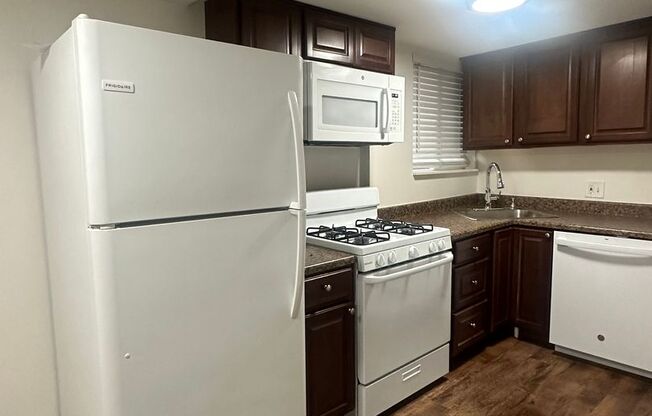 2 beds, 1 bath, 905 sqft, $1,300, Unit 5490-B