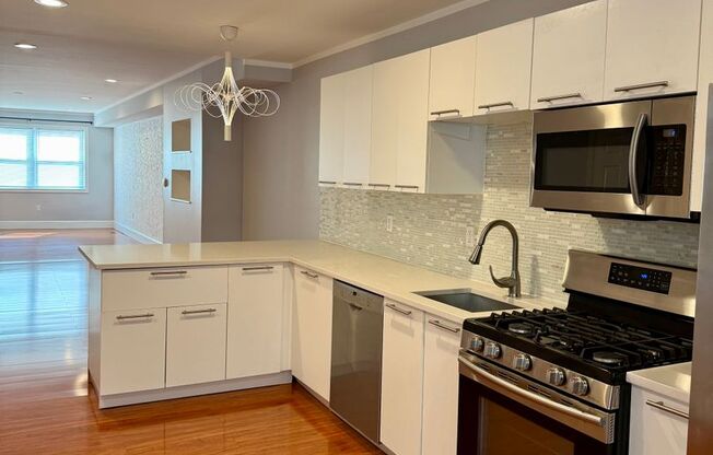 Spacious 3-Bedroom 1.5-Bathroom Home in Port Richmond Available Now!