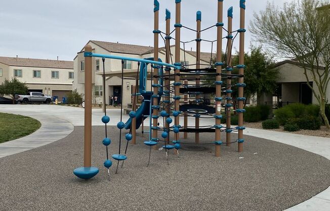 AMERICANA Property Mgmt - Beautiful & gated 3 beds, 2 story Townhouse near NLV Airport