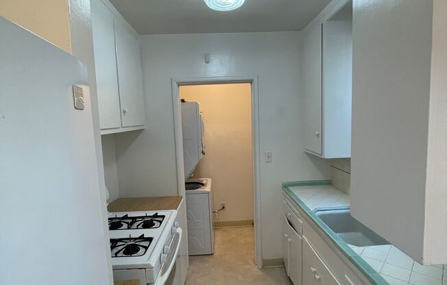 Charming Land Park 2/1 Apartment