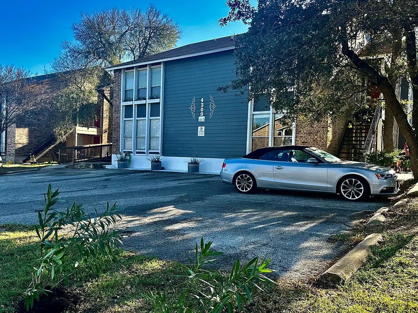 Walking Distance to the Domain / 15 minutes to Downtown / 2 bedroom & 2 baths