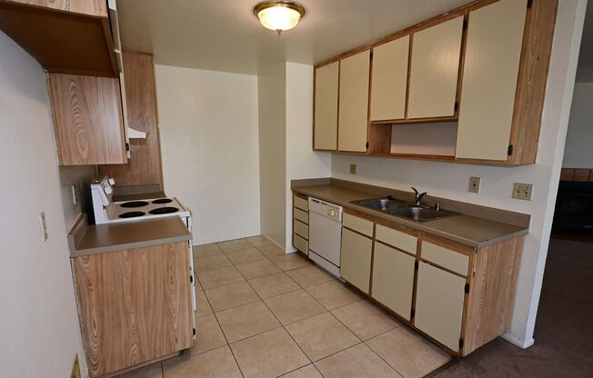 2 beds, 2 baths, $2,400, Unit 10