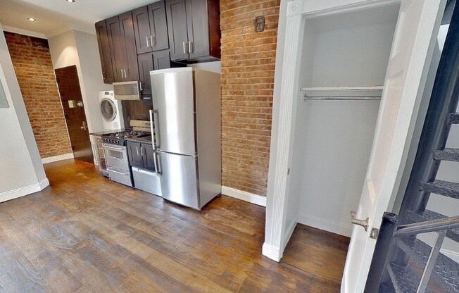 3 beds, 1 bath, $3,595, Unit 27