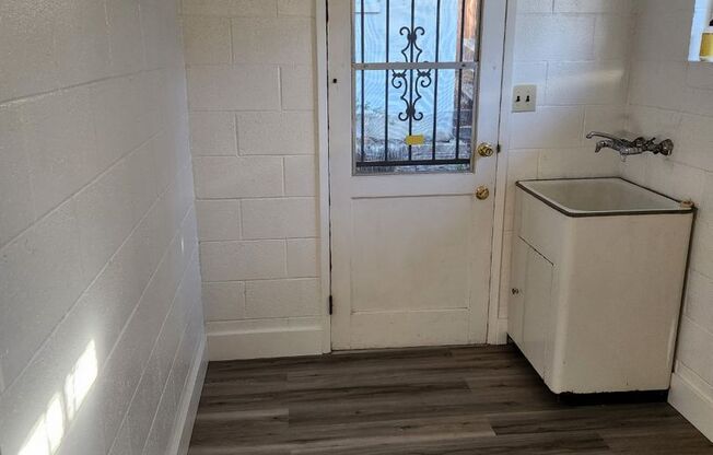 2 beds, 1 bath, $1,300