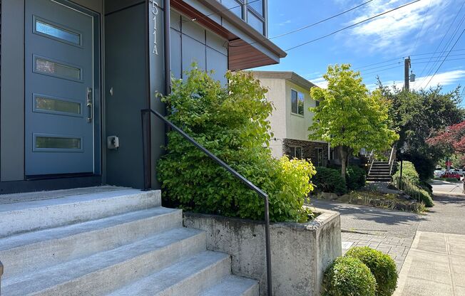Gorgeous Greenlake Townhouse with Parking