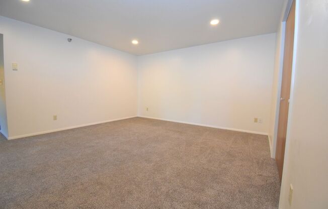 Huge Second Floor Apartment with 2b 1.5ba and Large Deck!