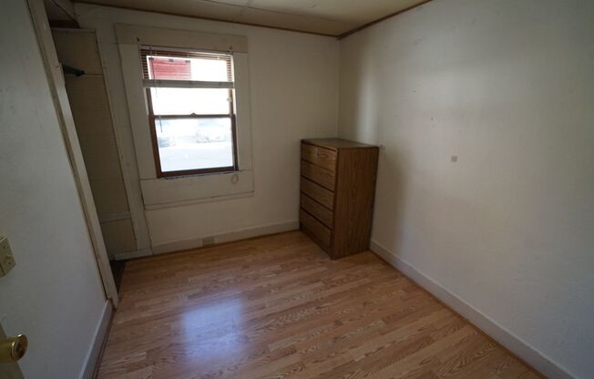 3 beds, 1 bath, $1,785, Unit 542D #2