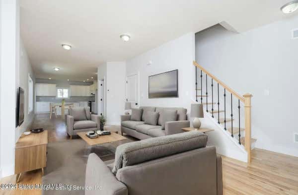 3 beds, 3 baths, 1,560 sqft, $4,000